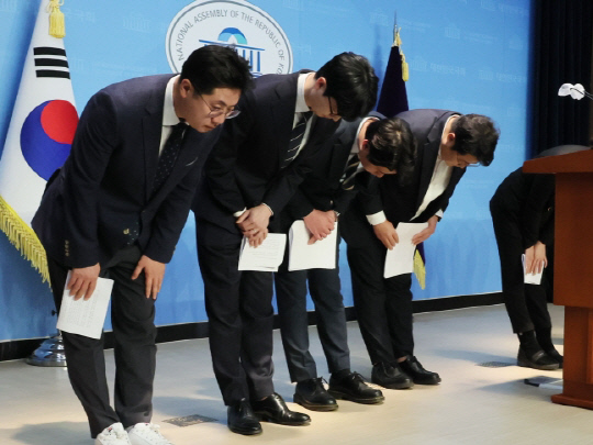 민주당 청년 정치인들이 12일 국회에서 전당대회 돈봉투, 김남국 의원 가상 화폐 의혹에 대해 "민주당이 이 지경이 된 데는 저희도 책임이 있다"며 사과했다.   연합뉴스